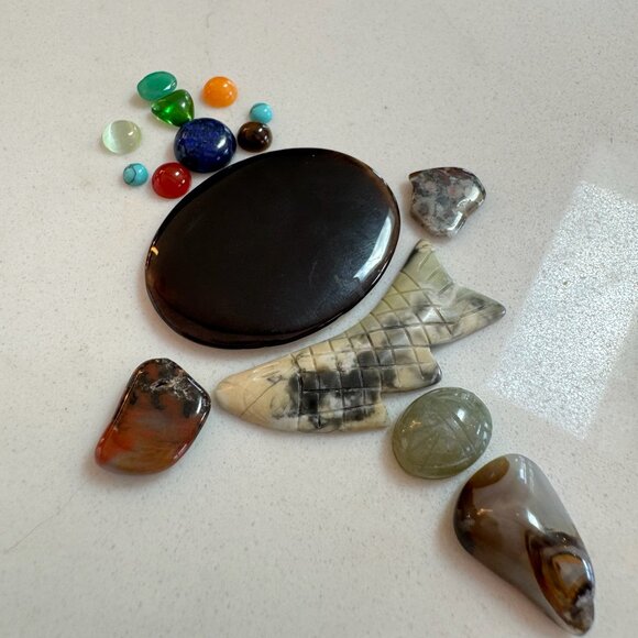 Cabochon and Gemstone Lot with Emerald, Jade, Green Onyx, Agate, and more - Picture 2 of 14